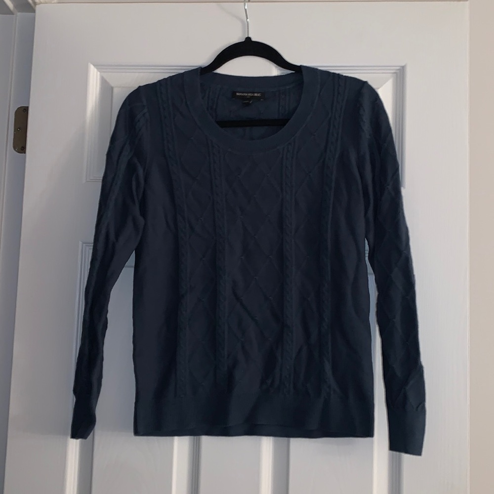Dark blue crew neck light long sleeve sweater